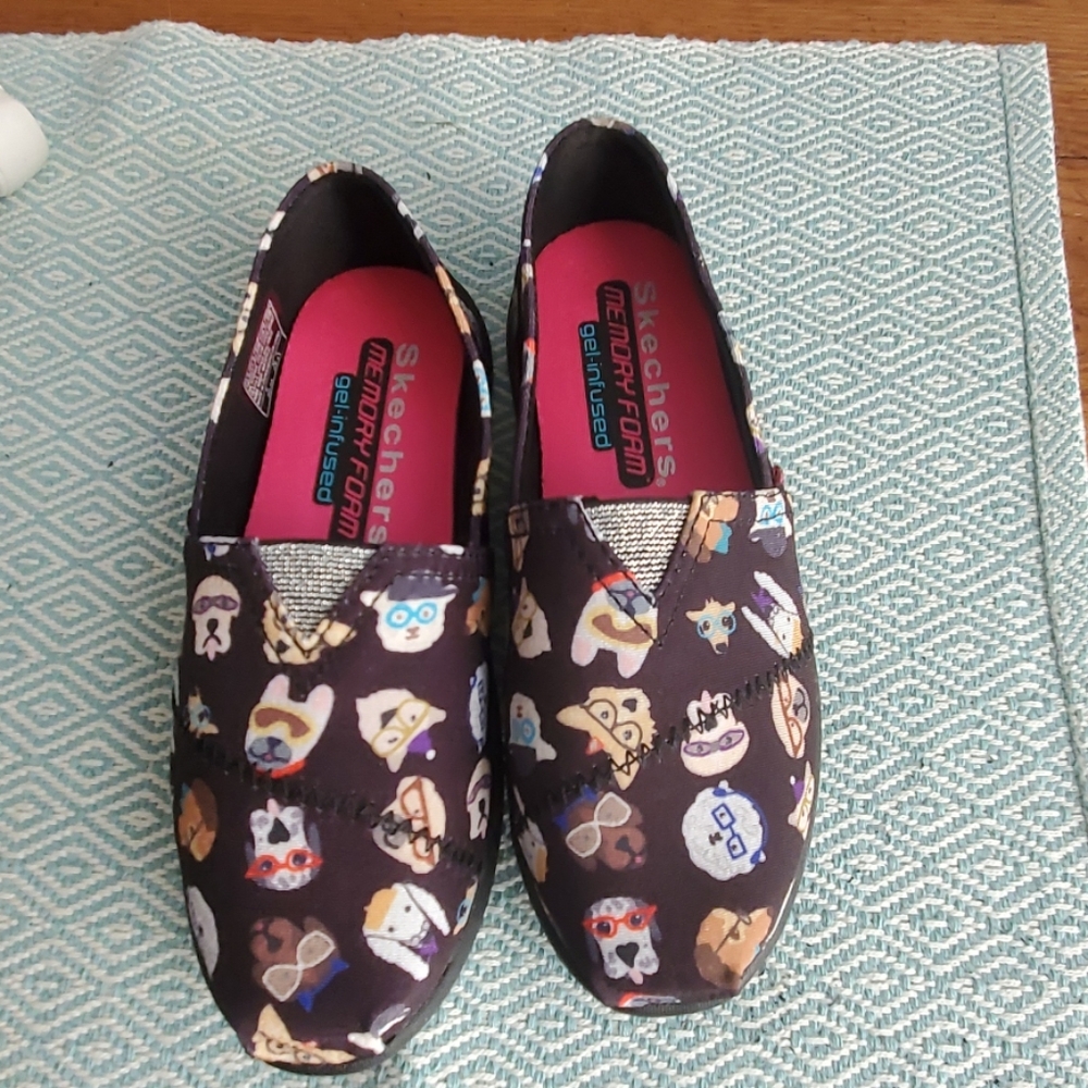 Sketchers Dogprint slip ons